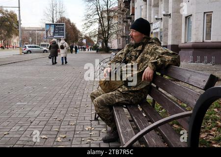 Un soldat de l'armée ukrainienne est assis sur un banc en fumant pendant une courte pause à Zaporizhzhia. Les soldats en Ukraine virent de plus en plus âgés alors que le pays est aux prises avec une pénurie de soldats après environ 21 mois de combats contre la Russie. Comme d'innombrables victimes ont entravé les forces ukrainiennes, l'âge moyen d'un soldat dans le pays est actuellement d'environ 43 ans. Le nombre total de soldats ukrainiens et russes tués ou blessés depuis le début de la guerre en Ukraine en février 2022 est supérieur à 500 000, ont déclaré des responsables américains. (Photo Andriy Andriyenko/SOPA Images/Sipa USA) Banque D'Images