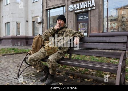 Un soldat de l'armée ukrainienne est assis sur un banc en fumant pendant une courte pause à Zaporizhzhia. Les soldats en Ukraine virent de plus en plus âgés alors que le pays est aux prises avec une pénurie de soldats après environ 21 mois de combats contre la Russie. Comme d'innombrables victimes ont entravé les forces ukrainiennes, l'âge moyen d'un soldat dans le pays est actuellement d'environ 43 ans. Le nombre total de soldats ukrainiens et russes tués ou blessés depuis le début de la guerre en Ukraine en février 2022 est supérieur à 500 000, ont déclaré des responsables américains. Banque D'Images