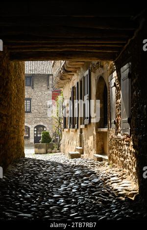 Perouges (centre-est de la France) : ville médiévale fortifiée perchée sur une petite colline qui surplombe la plaine de l'Ain. Ambiance et strate pavée Banque D'Images