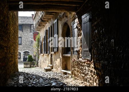 Perouges (centre-est de la France) : ville médiévale fortifiée perchée sur une petite colline qui surplombe la plaine de l'Ain. Ambiance et strate pavée Banque D'Images