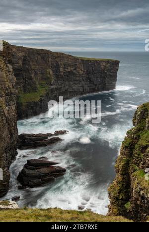 Paysage côtier spectaculaire près de Yesnaby sur la côte ouest sauvage de Mainland, îles Orcades, Écosse. Automne (octobre) 2022. Banque D'Images