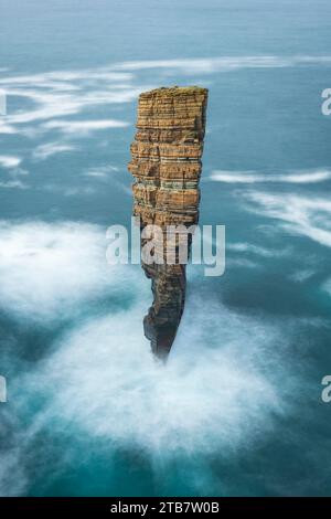 North Gaulton Castle Sea Stack sur la côte ouest sauvage des Orcades continentales, Écosse, Royaume-Uni. Automne (octobre) 2022. Banque D'Images