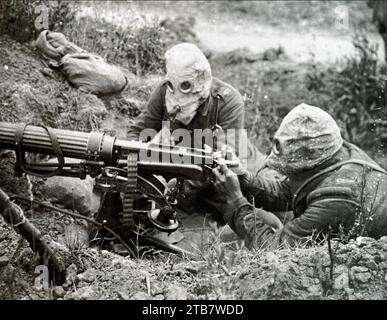 MITRAILLEUSE VICKERS mitrailleuses britanniques en action sur la somme en juillet 1916 portant des masques anti-phosgène. Banque D'Images