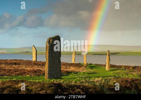Arc-en-ciel au-dessus de l'anneau de Brodgar sur le continent, îles Orcades, Écosse. Automne (octobre) 2022. Banque D'Images