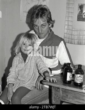 Père en état d'ébriété avec son enfant, Yeoville, Johannesburg Gauteng, Afrique du Sud, 1984. De la collection - Afrique du Sud années 1980 - Archives photographiques Don Minnaar Banque D'Images