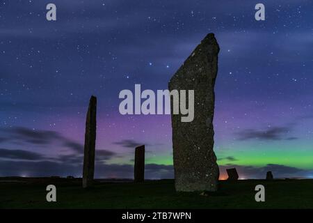 Aurora Borealis (aurores boréales) dans le ciel nocturne au-dessus des pierres néolithiques de Stenness sur Mainland, Orcades, Écosse. Automne (octobre) 2022. Banque D'Images