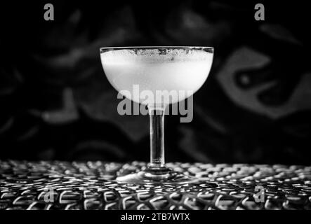 Cocktail White Lady en noir et blanc, gros plan Banque D'Images