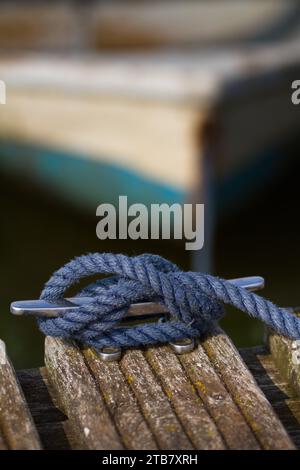 Nœud d'attelage à crampons utilisé pour attacher Un bateau à Un crampon sur Un quai ou un ponton, Christchurch Harbour UK Banque D'Images