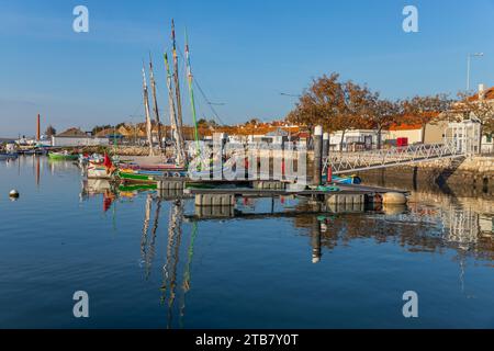 Moita, Portugal : 25 novembre 2023 : bateaux traditionnels au port de Gaio, Moita. Portugal Banque D'Images