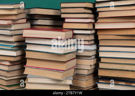 Beaucoup de piles de livres éducatifs à lire comme arrière-plan Banque D'Images