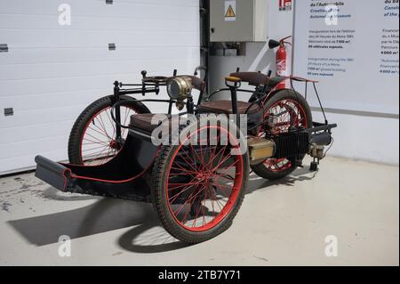 Détail de la voiture tricycle Leon Bollee historique avec un moteur à turbine monocylindre horizontal de 650cc et 4ch Banque D'Images