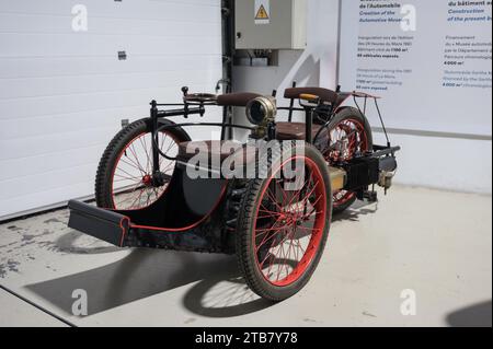 Détail de la voiture tricycle Leon Bollee historique avec un moteur à turbine monocylindre horizontal de 650cc et 4ch Banque D'Images