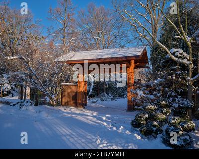 Centennial Hall Pergola jardin japonais Szczytnicki Park en hiver enneigé Wroclaw Basse-Silésie Pologne Banque D'Images