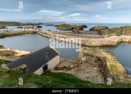 Port de Ballintoy sur la Causeway Coast, comté d'Antrim, Irlande du Nord. Automne (novembre) 2022. Banque D'Images