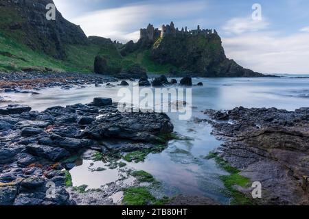 Le château de Dunluce perché de façon spectaculaire sur les falaises de la Causeway Coast, dans le comté d'Antrim, en Irlande du Nord. Automne (novembre) 2022. Banque D'Images