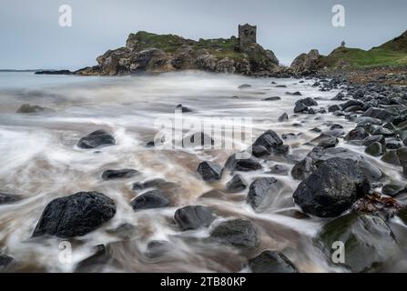 Orageux bord de mer en dessous du château de Kinbane sur la Causeway Coast, comté d'Antrim, Irlande du Nord. Automne (novembre) 2022. Banque D'Images