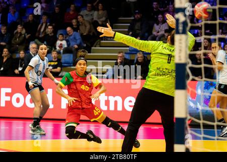 Frederikshavn, Danemark. 04 décembre 2023. Josephine Nkou (45) du Congo vu lors du match du Championnat du monde de handball IHF 2023 entre l'Argentine et le Congo à l'Arena Nord à Frederikshavn. (Crédit photo : Gonzales photo/Alamy Live News Banque D'Images
