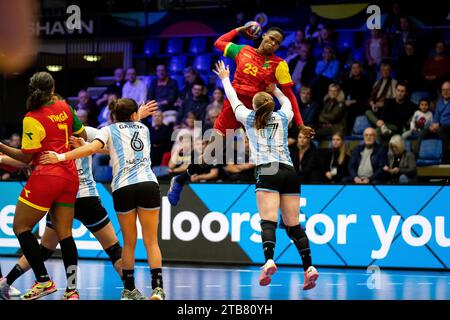 Frederikshavn, Danemark. 04 décembre 2023. Betchaidelle Ngombele (23) du Congo vu lors du match du Championnat du monde de handball IHF 2023 entre l'Argentine et le Congo à Arena Nord à Frederikshavn. (Crédit photo : Gonzales photo/Alamy Live News Banque D'Images