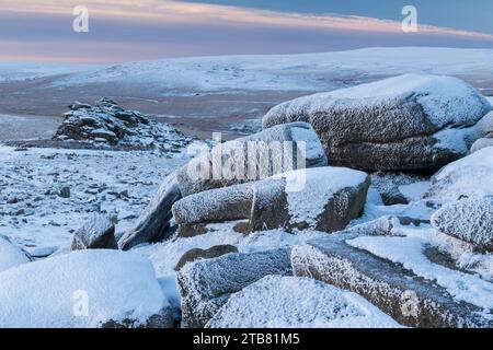 Affleurent de granit couvert de neige à Belstone Tor dans le parc national de Dartmoor, Devon, Angleterre. Hiver (décembre) 2022. Banque D'Images