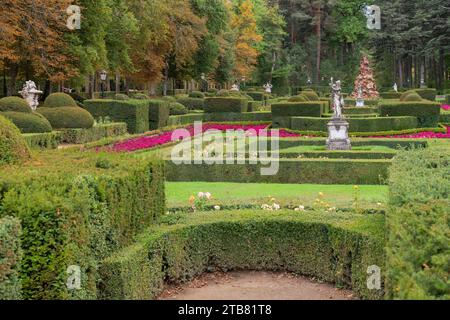 Espagne, Castille, San Ildefonso, Palacio Real de la Granja de San Ildefenso, section des jardins du palais dans le style jardin a la Francaise, parterre de la Fama et fontaine la Fama montrant la gloire chevauchant un cheval ailé piétinant l'envie, la méchanceté, le mal et l'ignorance. Banque D'Images