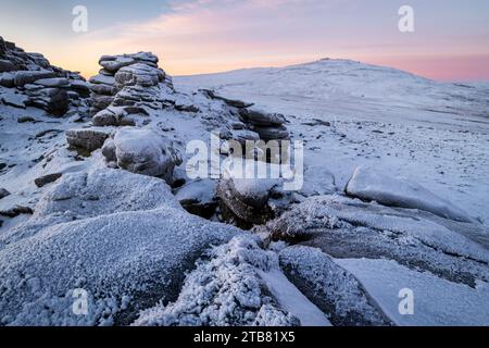 Landes couvertes de neige et de glace à l'aube sur West Mill Tor dans le parc national de Dartmoor, Devon, Angleterre. Hiver (décembre) 2022. Banque D'Images