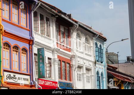 Vue rapprochée sur le shophouse traditionnel conservé le long de Arab Street. Le design est également une adaptation pour le climat tropical. Singapour. Banque D'Images