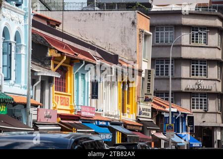 Vue rapprochée sur le shophouse traditionnel conservé le long de Arab Street. Le design est également une adaptation pour le climat tropical. Singapour. Banque D'Images
