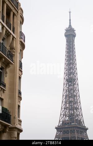 Résidence Tour Eiffel en hiver dans le 16e arrondissement de Paris - France Banque D'Images