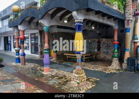 Les toilettes publiques Hundertwasser, Kawakawa, Île du Nord, Nouvelle-Zélande Banque D'Images