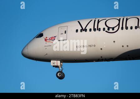 Virgin Atlantic Boeing 787-9 Dreamliner avion à réaction G-VCRU en finale pour atterrir à l'aéroport de Londres Heathrow, Royaume-Uni, sous le soleil d'hiver, nommé Olivia-Rae Banque D'Images