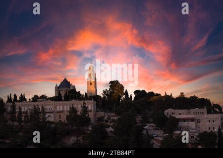 Vue colorée du coucher du soleil sur le mont Zion et la rue Cathédrale Jacques dans le quartier arménien de la vieille ville de Jérusalem. Banque D'Images
