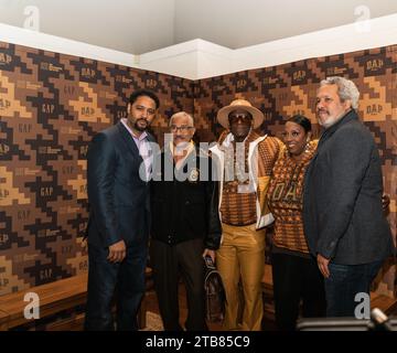 New York, États-Unis. 04 décembre 2023. Le designer légendaire Dapper Dan lance sa nouvelle collection au GAP à Harlem New York City, NY le 4 décembre 2023. Les fondateurs de la Fraternité sœur sol Jason Warwin et Khary Lazarre-White, le PDG de la marque GAP Mark Breitbard et Felipe Luciano ont également rejoint Dapper Dan à Harlem le quartier qui l’inspire le plus. (Photo de Steve Sanchez/Sipa USA). Crédit : SIPA USA/Alamy Live News Banque D'Images