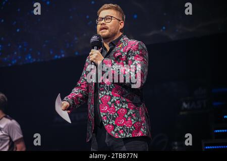 ESPOO, FINLANDE - DÉCEMBRE 1 : James Banks, hôte de scène lors de Elisa Masters Espoo 2023 - jour 3 au Metro Areena le 1 décembre 2023 à Espoo, Finlande. (Photo de Gabriel Calvino Alonso/Orange Pictures) Banque D'Images