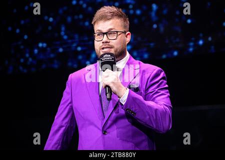 ESPOO, FINLANDE - 2 DÉCEMBRE : James Banks, l'hôte d'étape, fait la promotion de la foule avant le match entre HAVU et FURIA lors de Elisa Masters Espoo 2023 - jour 4 au Metro Areena le 2 décembre 2023 à Espoo, Finlande. (Photo de Gabriel Calvino Alonso/Orange Pictures) Banque D'Images