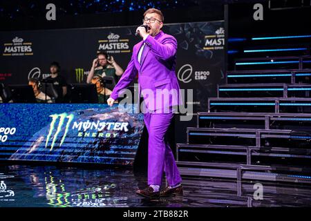 ESPOO, FINLANDE - 2 DÉCEMBRE : James Banks, l'hôte d'étape, fait la promotion de la foule avant le match entre HAVU et FURIA lors de Elisa Masters Espoo 2023 - jour 4 au Metro Areena le 2 décembre 2023 à Espoo, Finlande. (Photo de Gabriel Calvino Alonso/Orange Pictures) Banque D'Images