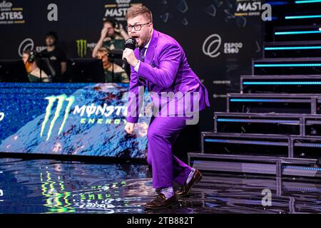 ESPOO, FINLANDE - 2 DÉCEMBRE : James Banks, l'hôte d'étape, fait la promotion de la foule avant le match entre HAVU et FURIA lors de Elisa Masters Espoo 2023 - jour 4 au Metro Areena le 2 décembre 2023 à Espoo, Finlande. (Photo de Gabriel Calvino Alonso/Orange Pictures) Banque D'Images