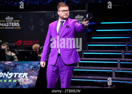 ESPOO, FINLANDE - 2 DÉCEMBRE : James Banks, l'hôte d'étape, fait la promotion de la foule avant le match entre HAVU et FURIA lors de Elisa Masters Espoo 2023 - jour 4 au Metro Areena le 2 décembre 2023 à Espoo, Finlande. (Photo de Gabriel Calvino Alonso/Orange Pictures) Banque D'Images