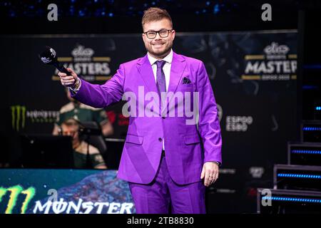 ESPOO, FINLANDE - 2 DÉCEMBRE : James Banks, l'hôte d'étape, fait la promotion de la foule avant le match entre HAVU et FURIA lors de Elisa Masters Espoo 2023 - jour 4 au Metro Areena le 2 décembre 2023 à Espoo, Finlande. (Photo de Gabriel Calvino Alonso/Orange Pictures) Banque D'Images