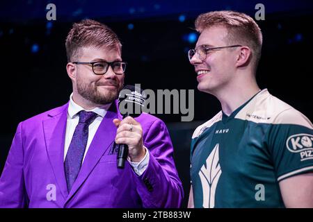 ESPOO, FINLANDE - DÉCEMBRE 2 : James Banks, animateur de scène, parlant à Olli 'sLowi' Pitkanen de HAVU lors de Elisa Masters Espoo 2023 - jour 4 au Metro Areena le 2 décembre 2023 à Espoo, Finlande. (Photo de Gabriel Calvino Alonso/Orange Pictures) Banque D'Images