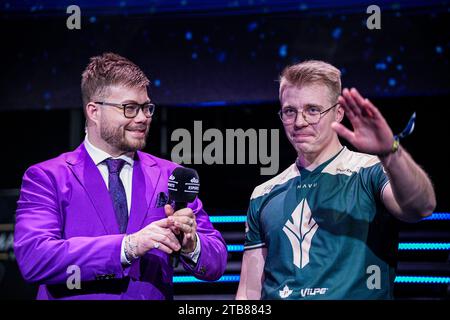 ESPOO, FINLANDE - DÉCEMBRE 2 : James Banks, animateur de scène, parlant à Olli 'sLowi' Pitkanen de HAVU lors de Elisa Masters Espoo 2023 - jour 4 au Metro Areena le 2 décembre 2023 à Espoo, Finlande. (Photo de Gabriel Calvino Alonso/Orange Pictures) Banque D'Images