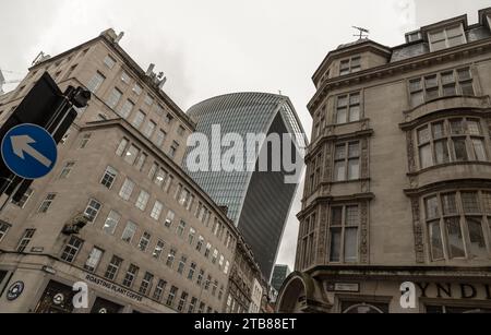 Londres, Royaume-Uni - 27 novembre 2023 - le 20 Fenchurch Street Walkie Talkie Building à Londres éclipse les bâtiments anciens. Espace pour texte, Sélect Banque D'Images