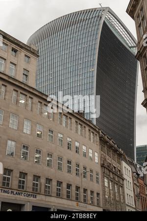 Londres, Royaume-Uni - 27 novembre 2023 - le 20 Fenchurch Street Walkie Talkie Building à Londres éclipse les bâtiments anciens. Espace pour texte, Sélect Banque D'Images