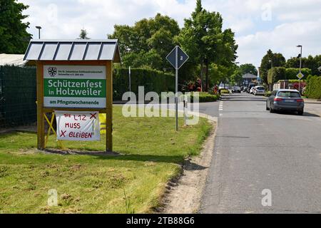 Bannières de protestation à Holzweiler, disant que la route L12 doit rester, RWE a l'intention de supprimer la route pour étendre la mine de lignite à ciel ouvert Garzweiler II Banque D'Images