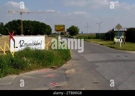 Bannières de protestation à Holzweiler, disant que la route L12 doit rester, RWE a l'intention de supprimer la route pour étendre la mine de lignite à ciel ouvert Garzweiler II Banque D'Images