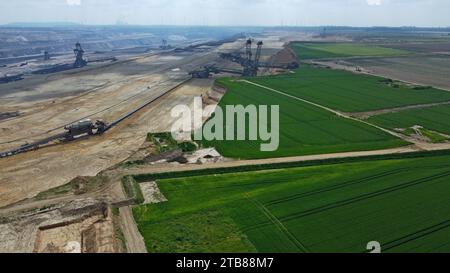 Vue aérienne par drone d'une pelle géante à la mine de lignite à ciel ouvert Garzweiler II, Dusseldorf, Allemagne, mai 2023 Banque D'Images