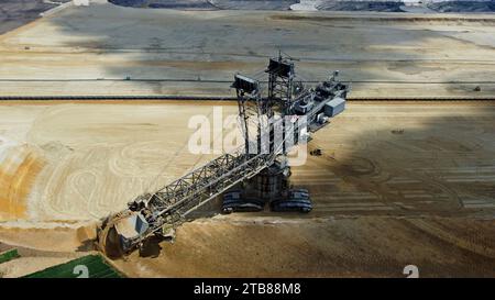 Vue aérienne par drone d'une pelle géante à la mine de lignite à ciel ouvert Garzweiler II, Dusseldorf, Allemagne, mai 2023 Banque D'Images