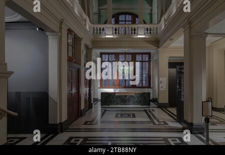 Londres, Royaume-Uni - Nov 27, 2023 - magnifique design d'architecture intérieure. La chambre est de ton sombre Vintage pour révéler la primauté de la structure centrale avec « Banque D'Images