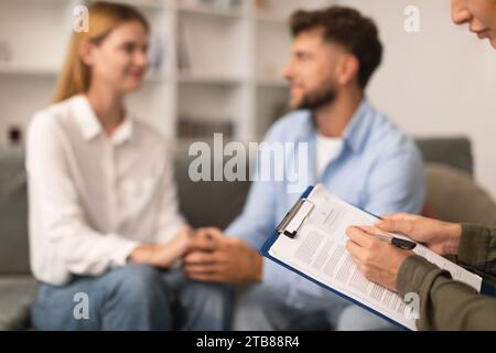 Psychothérapeute prend des notes sur tablette pendant la séance de conseil réussie à l'intérieur Banque D'Images