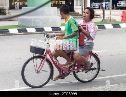 SAMUT PRAKAN, THAÏLANDE, octobre 11 2023, Une paire fait du vélo dans la rue Banque D'Images