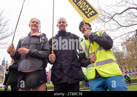 Westminster, Londres, Royaume-Uni. 23 avril 2023. Un certain nombre de sportifs de l'équipe GB ont eu lieu dans un piquet populaire aujourd'hui à Westminster dans une manifestation Champions for Earth. Cela faisait partie de l'énorme extinction Rebellion Unite to survive action à Westminster qui a commencé aujourd'hui et dure jusqu'à lundi. Crédit : Maureen McLean/Alamy Banque D'Images